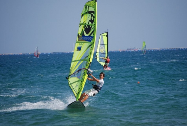 Ragazzo su windsurf